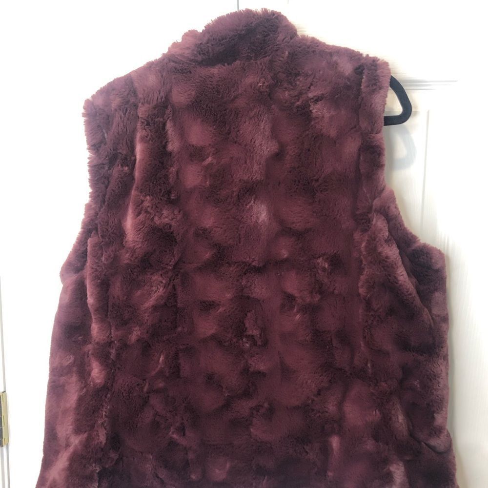 Faux fur burgundy reversible winter vest, size large - Picture 6 of 9